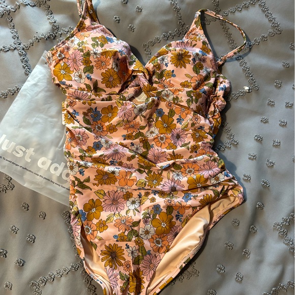 Cupshe Floral Twisted Tummy control one-piece. Size Large. - Picture 1 of 4